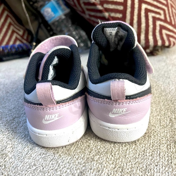 Girl Nike sneakers. - Picture 2 of 2